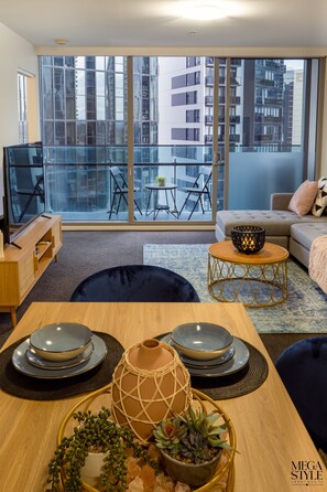 Smart TV - 3-Bedroom Apartment near Crown Casino & Eureka Tower w/ Parking, Gym, & Pool (Southbank)