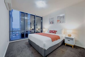 3 bedrooms, desk, iron/ironing board, free WiFi - 3-Bedroom Apartment near Crown Casino & Eureka Tower w/ Parking, Gym, & Pool (Southbank)