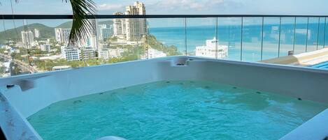 Banyera d'hidromassatge a l'aire lliure