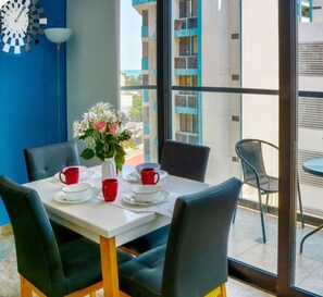 Dining - 2-bedroom apartment in enjoyable el rodadero Santa Marta with WiFi, AC (Santa Marta)