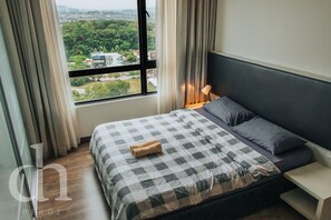 Studio supérieur, 1 grand lit, balcon, vue sur la ville | Vue de la chambre