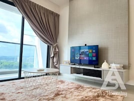 Una sala de estar moderna con un ventanal grande, un televisor de pantalla plana, una mesa redonda para café y una alfombra mullida.
