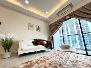 Appartement supérieur, 3 chambres, balcon, vue sur la ville | Aire de séjour