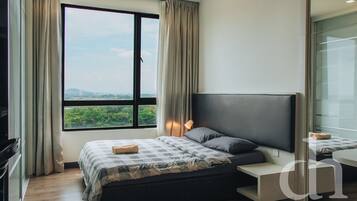 Superior Studio, 1 Katil Ratu (Queen), Balcony, City View | Meja, Wi-fi percuma