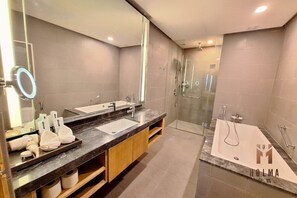 Superior Apartment, 2 Bedrooms, Balcony, City View | Bathroom | Free toiletries, towels
