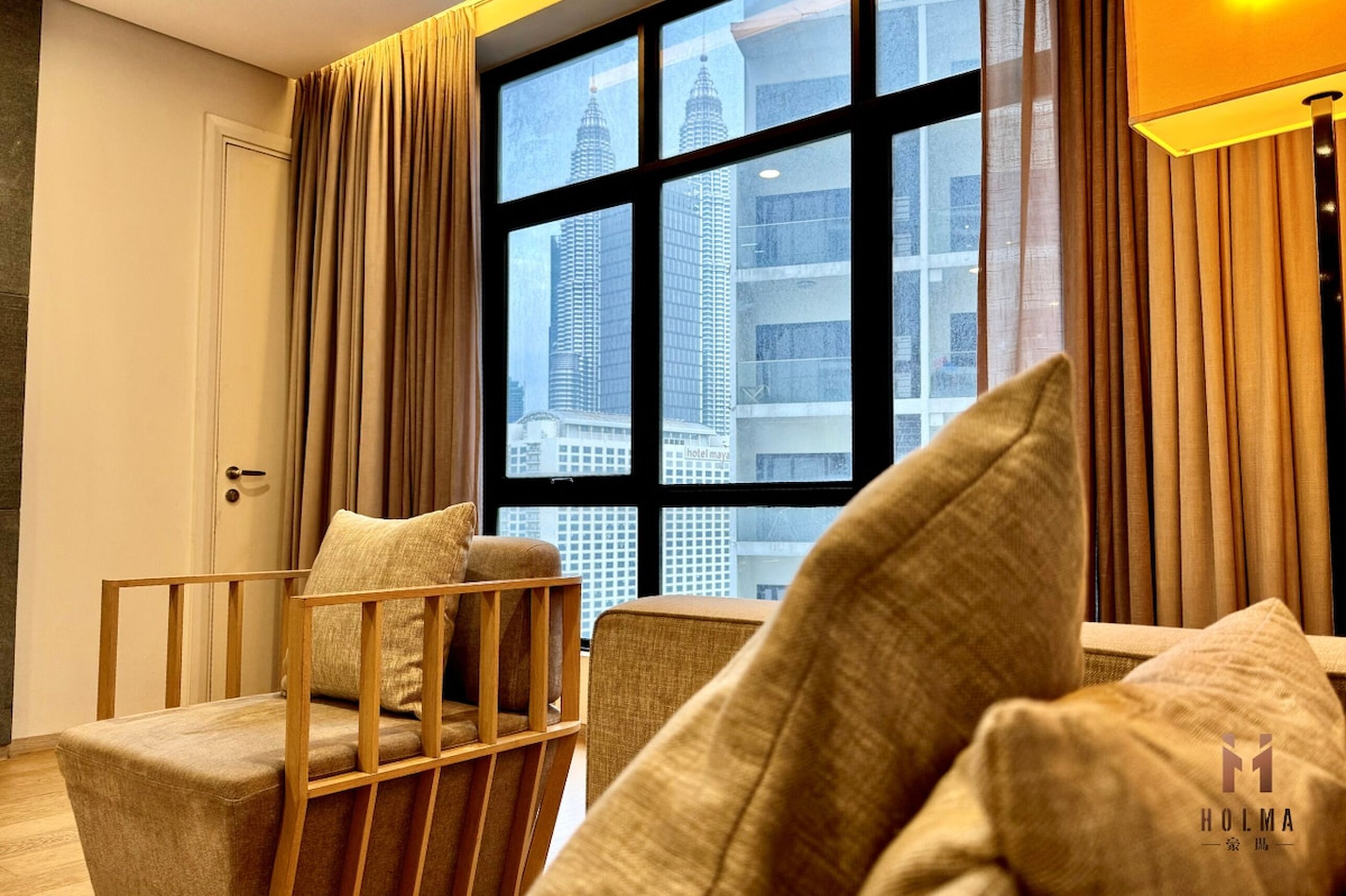 Superior Apartment, 1 Queen Bed, Balcony, City View | Living area