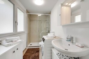 Dusche, Haartrockner, Bidet, Handtücher