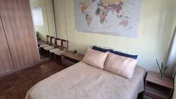 1 sovrum, skrivbord, strykjÀrn/strykbrÀda och gratis wi-fi