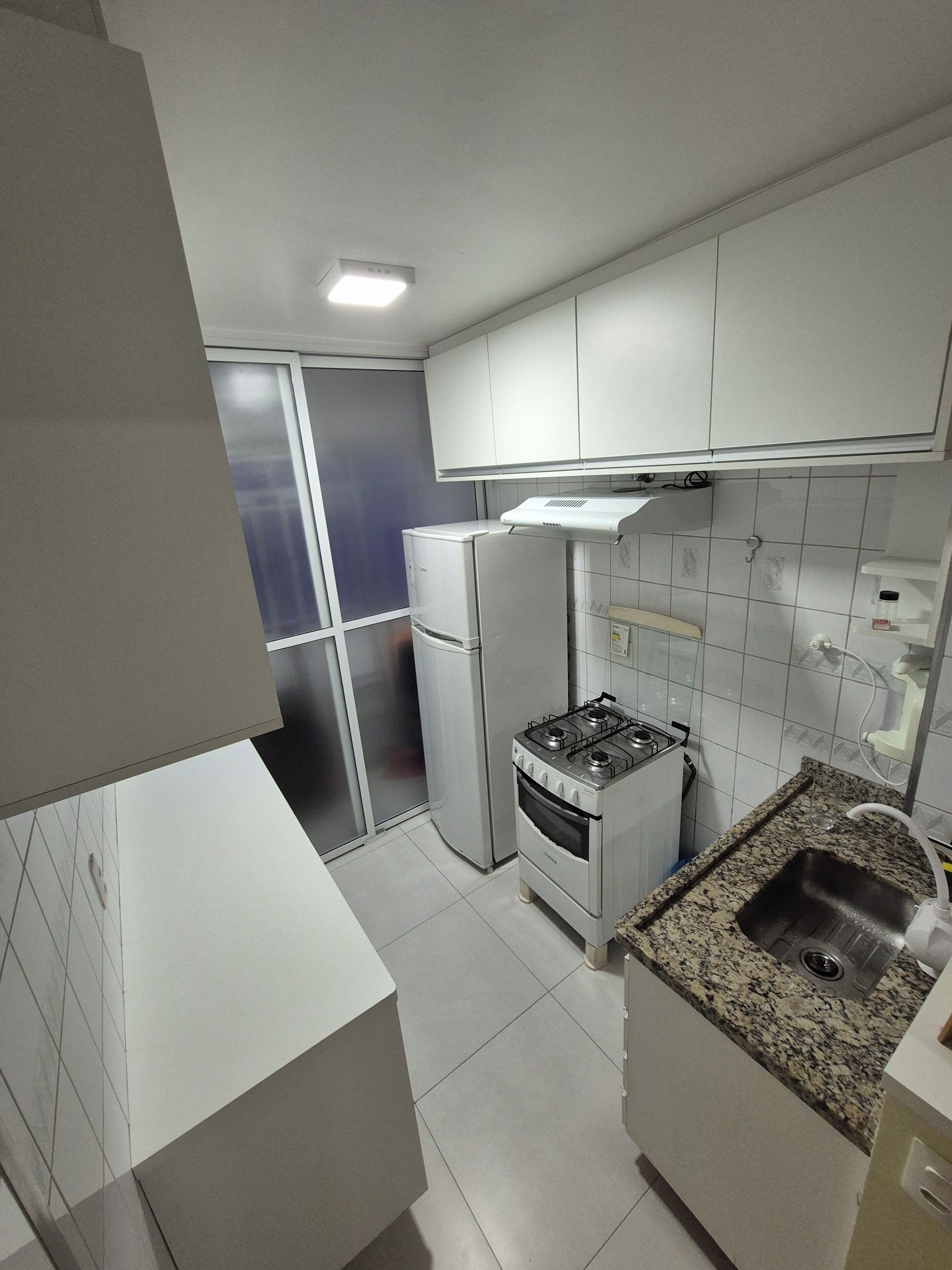 Kylskåp, mikrovågsugn, ugn och spishäll