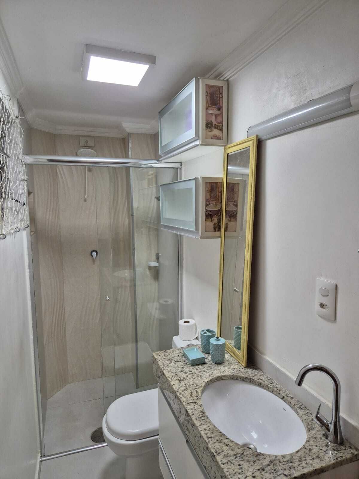 Dusch, handdukar, tvål och schampo