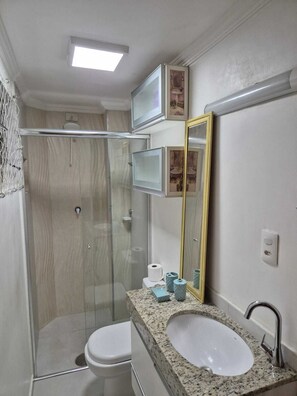 Douche, serviettes fournies, savon, shampoing