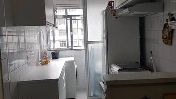 Geladeira, micro-ondas, fogão, cooktop