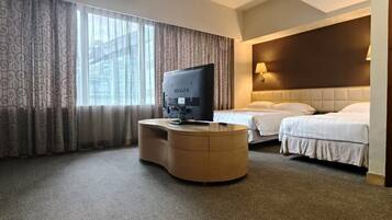 Deluxe driepersoonskamer, uitzicht op stad | Een bureau, een laptopwerkplek, gratis wifi