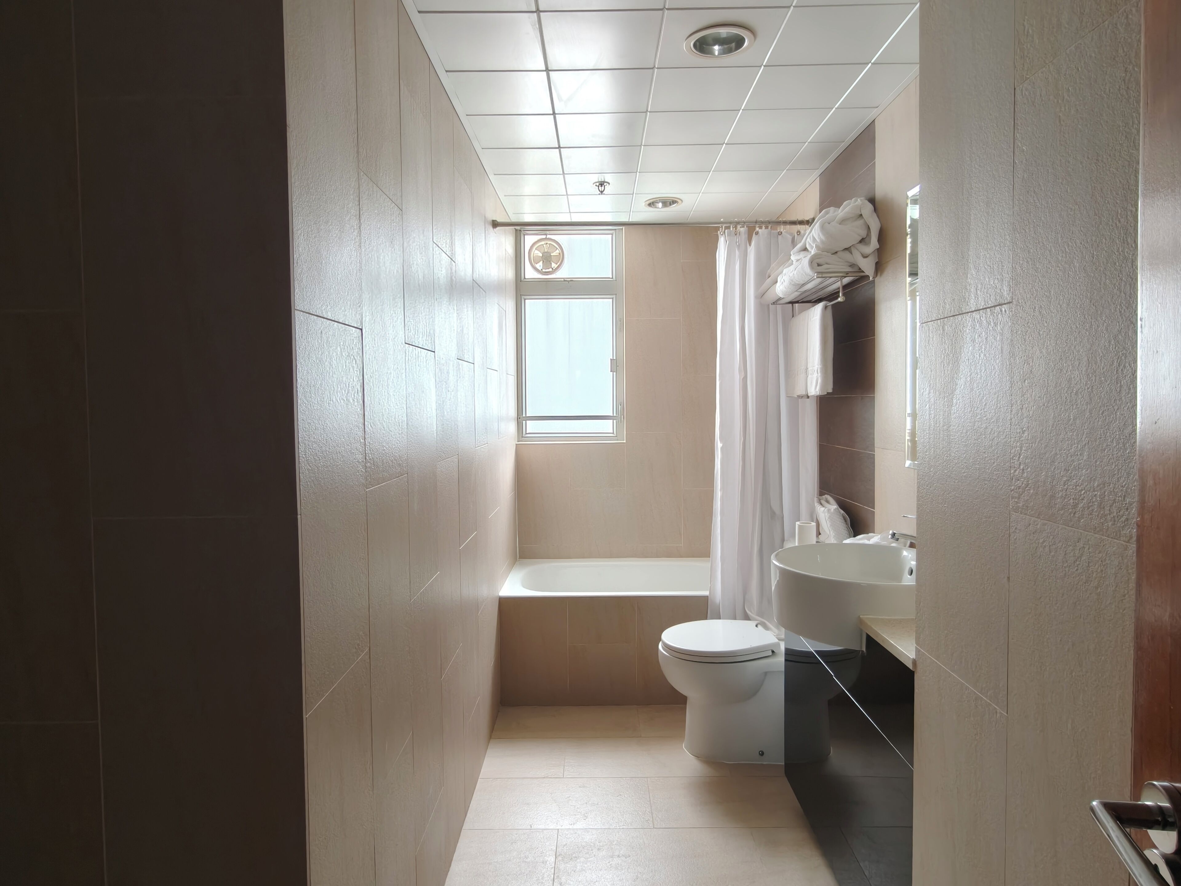 Phòng 3 Deluxe, quang cảnh thành phố | Phòng tắm | Máy sấy tóc, dép đi trong nhà, khăn tắm, dầu gội 