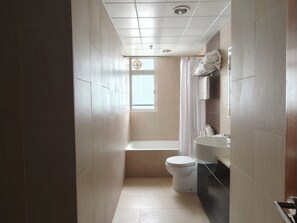 Deluxe Triple Room, City View | Bathroom