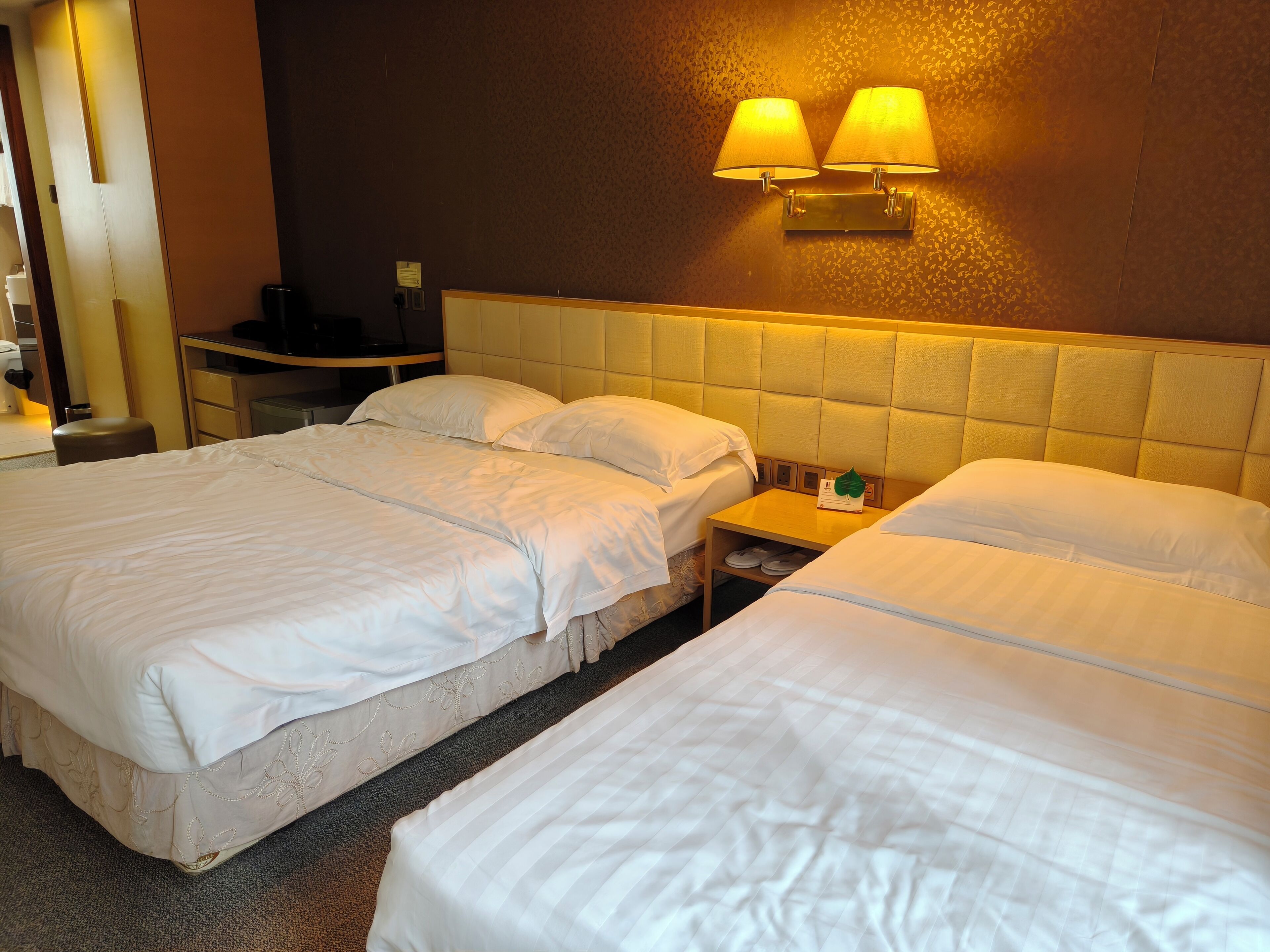 高级三人房, 城市景观 | 办公桌、笔记本电脑工作区、免费 WiFi