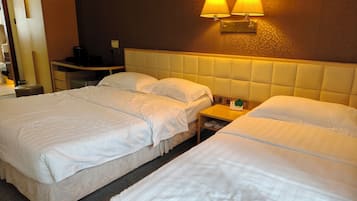 Habitació triple superior, vistes a la ciutat | Escriptori, espai de treball apte per a portàtils i wifi gratuïta