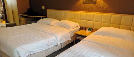 Kolmen hengen superior-huone, kaupunkinäköala | Työpöytä, kannettavalle tietokoneelle sopiva työtila, ilmainen Wi-Fi