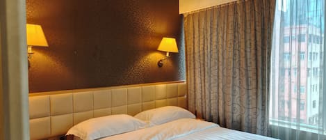 Chambre supérieure double, vue sur la ville | Bureau, espace de travail pour ordinateurs portables