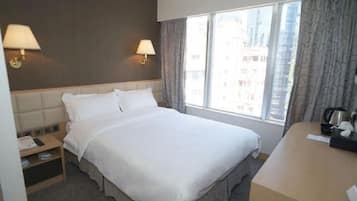 Escritorio, espacio para trabajar con laptop y wifi gratis