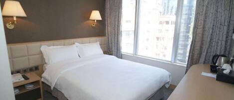 Chambre supérieure double, vue sur la ville | Bureau, espace de travail pour ordinateurs portables