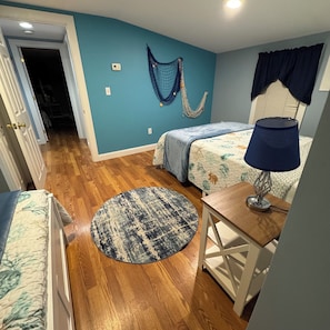 5 bedrooms, iron/ironing board, WiFi, bed sheets