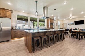 Kylskåp, mikrovågsugn, ugn och spishäll