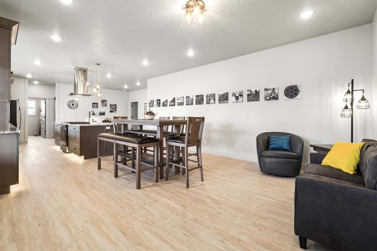 Caldwell Family Reunion | Sleeps 28 + 2 Pickleball - Nampa, ID