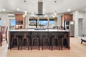 Kylskåp, mikrovågsugn, ugn och spishäll