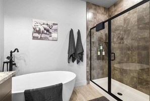 Shower, hair dryer, shampoo - 2 Barndos|Family Reunion|Sport Teams|RV Options|Pickleball|Corporate Functions (Caldwell)