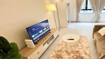 Superior Studio, 1 Queen Bed, City View | Living area