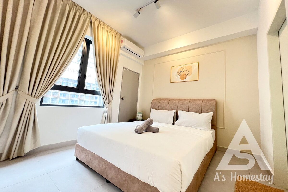 Een hotelkamer met een groot bed, beige gordijnen, een raam met uitzicht en een lijst met een afbeelding aan de muur.