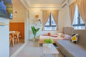 Appartement Deluxe, 2 chambres, balcon, vue sur la ville | Bureau, accès au Wi-Fi (inclus)