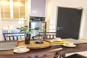 Superior Apartment, 2 Bedrooms, City View | In-room dining