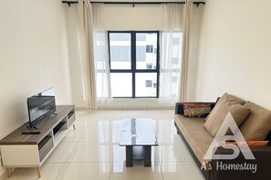 Superior-huoneisto, 1 makuuhuone, keittiö, kaupunkinäköala | Oleskelualue | 35–tuumainen televisio, jossa kaapelikanavat