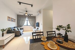 Superior-huoneisto, 2 makuuhuonetta, parveke, kaupunkinäköala | Ruokailu omassa huoneessa