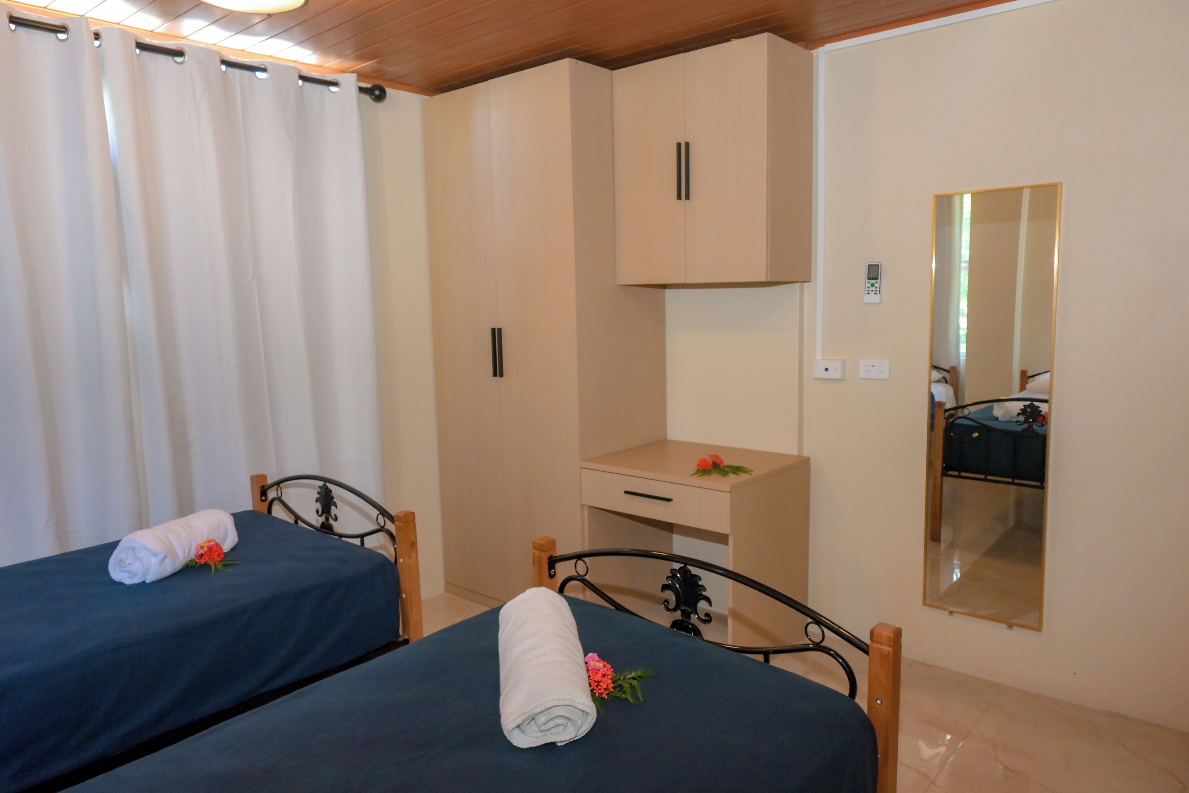 Cortinas blackout, tabla de planchar con plancha y wifi gratis 