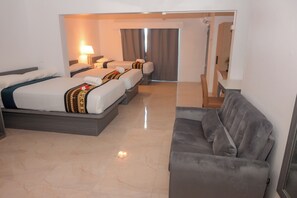 Habitación familiar, balcón, vistas al complejo turístico | Cortinas opacas, tabla de planchar con plancha, wifi gratis