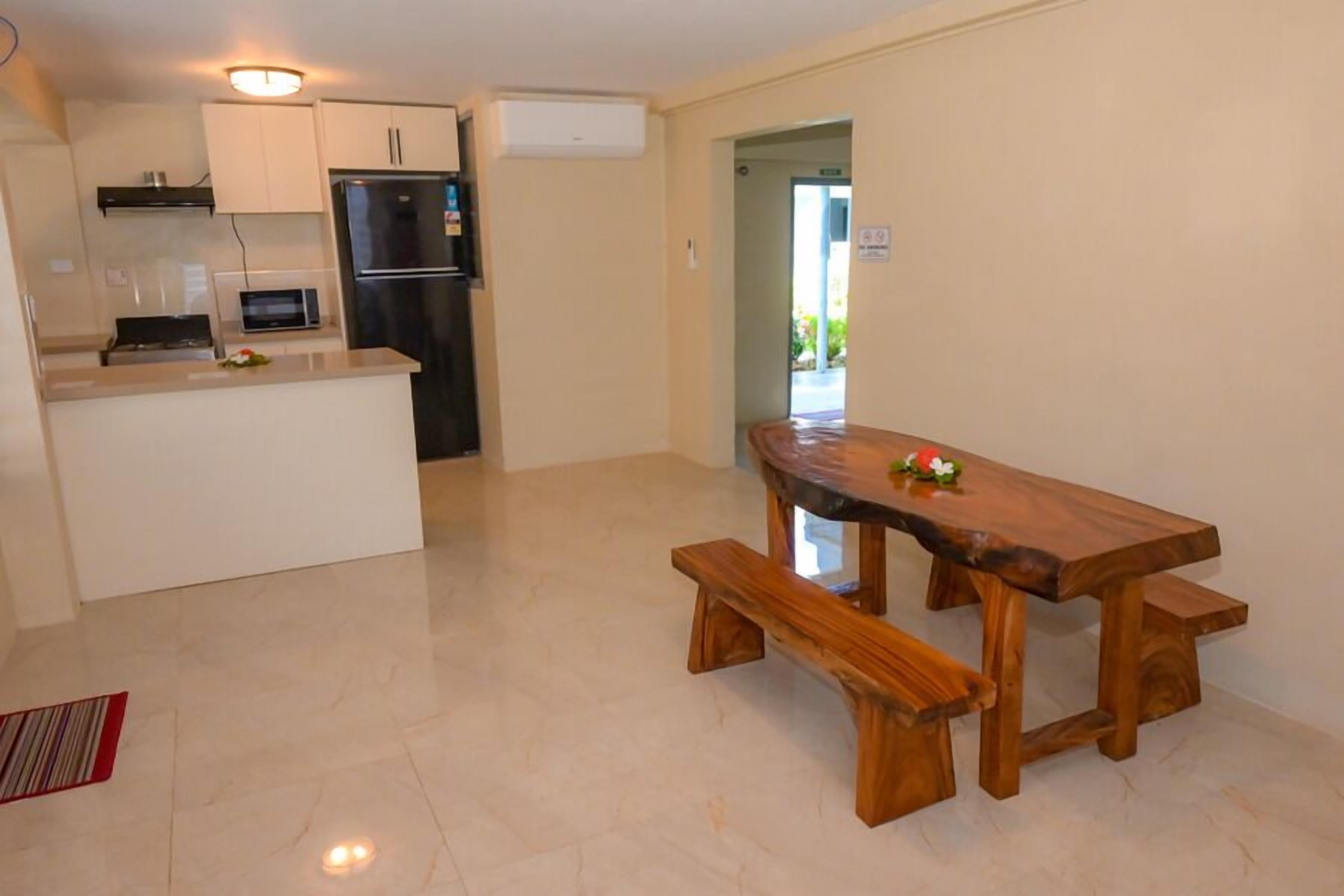 Apartment, 3 Bedrooms, Balcony, Pool View | Living area