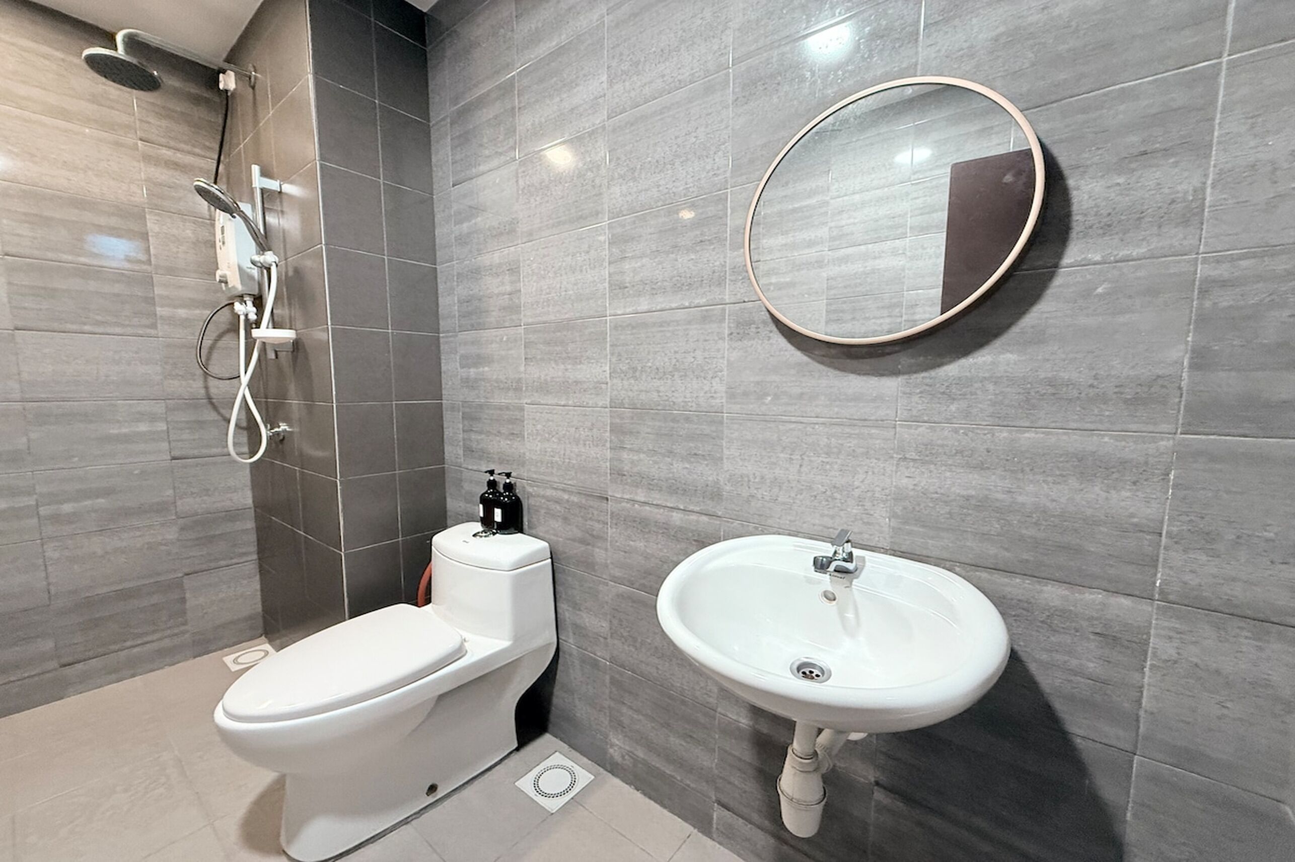 Un baño moderno con inodoro, lavabo y ducha.