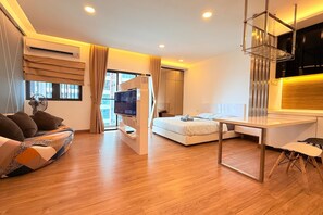 Superior Studio, 1 Queen Bed, Balcony, City View | Desk, free WiFi - Symphony Tower by Emily in Town (Seri Kembangan)