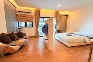 Superior-Studio, 1 Queen-Bett, Balkon, Stadtblick | Schreibtisch, kostenloses WLAN