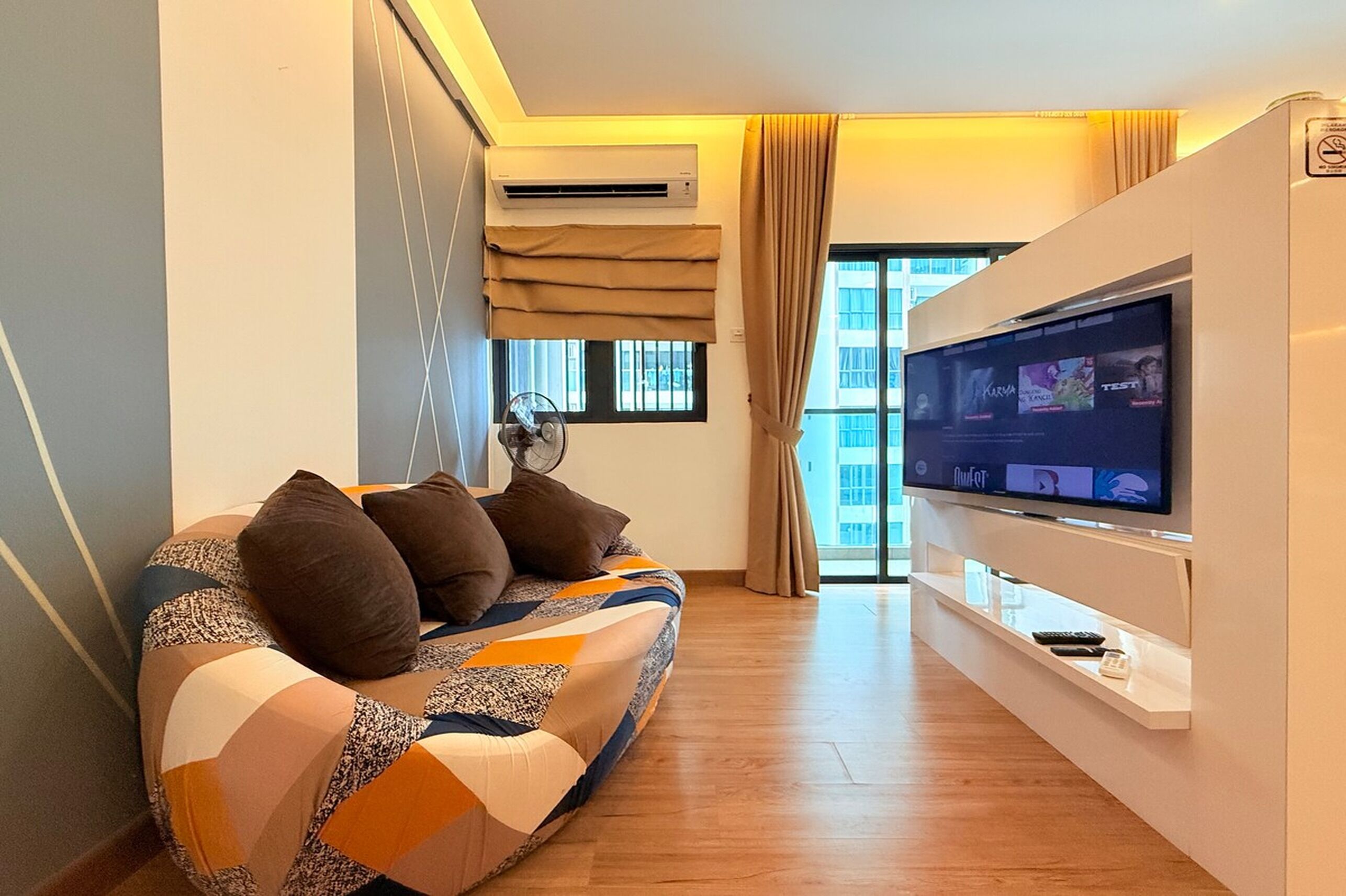 高级开间, 1 张大床, 阳台, 城市景观 | 起居区