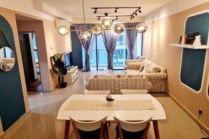 Appartement Supérieur, 1 chambre, balcon, vue ville | Restauration dans la chambre