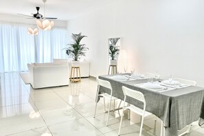 In-room dining - Amerin Residence Mall Apartments (Seri Kembangan)