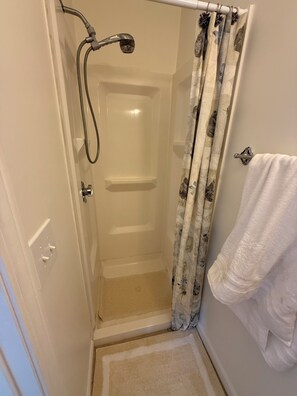 Regadera, toallas, papel de baño