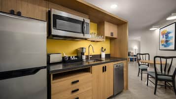 Junior Suite, 1 King Bed, Non Smoking | Private kitchen