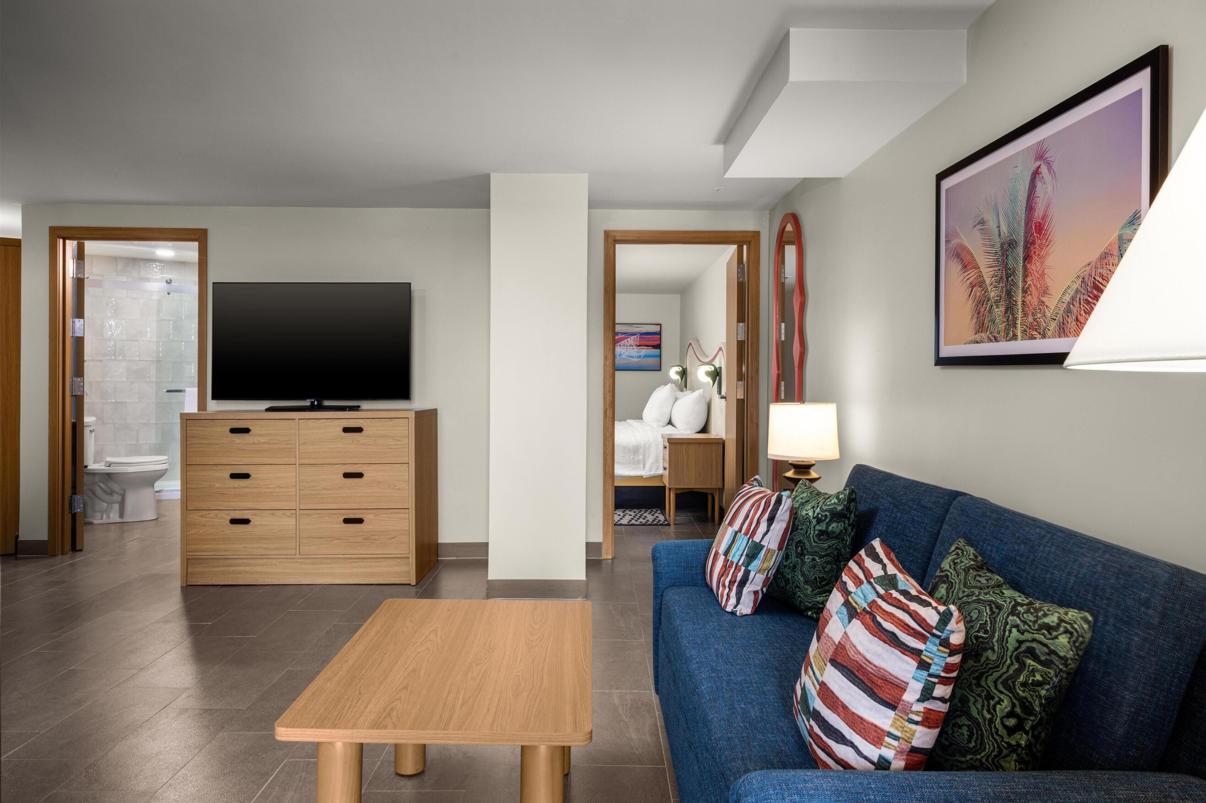 Junior Suite, 1 King Bed, Non Smoking | Living area