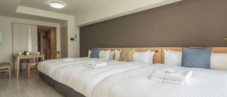 Une chambre d’hôtel avec un grand lit, un bureau et une chaise.