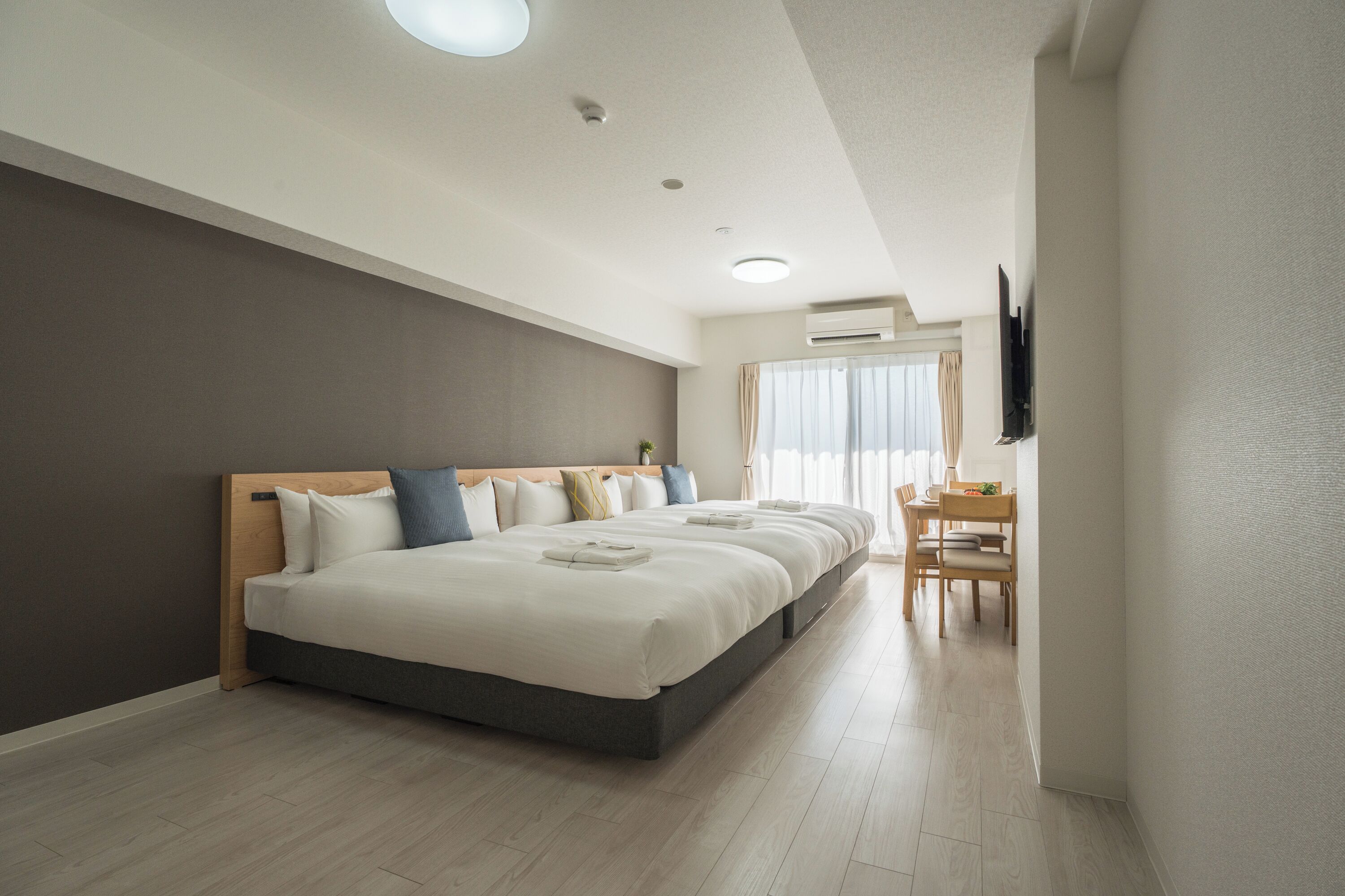 Deluxe Triple Room, Lanai, City View | Living area